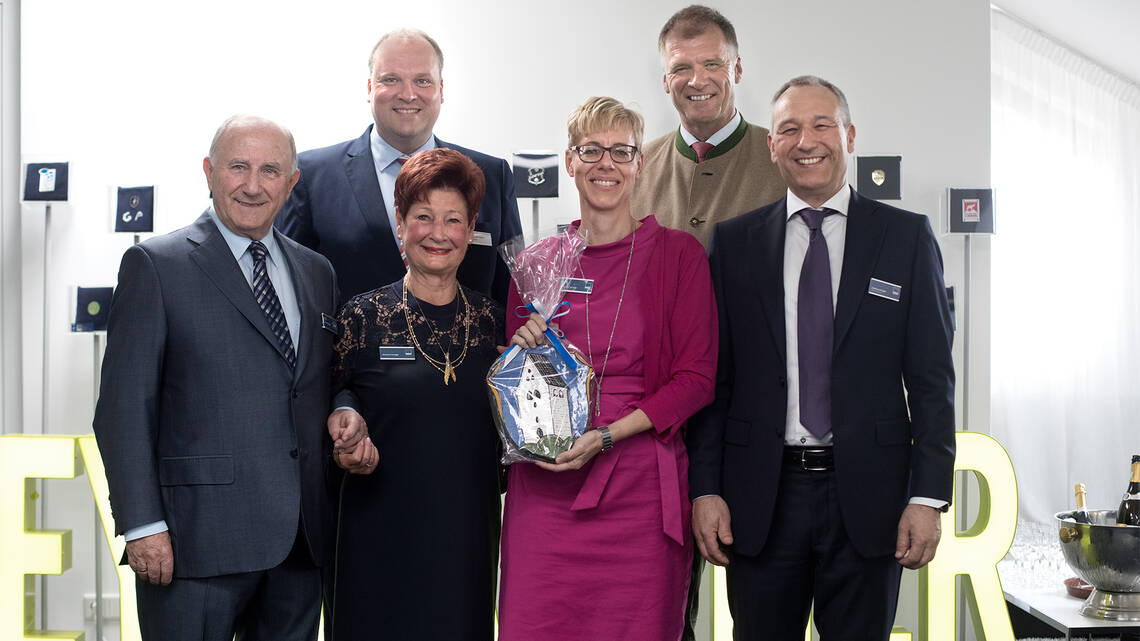 Kierownik hrabstwa Christoph Göbel (z tyłu po lewej) i pierwszy burmistrz Oberhaching Stefan Schelle (z tyłu po prawej) gratulują firmie z okazji 70. rocznicy. | © RATHGEBER GmbH & Co. KG