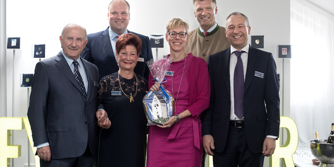 Kierownik hrabstwa Christoph Göbel (z tyłu po lewej) i pierwszy burmistrz Oberhaching Stefan Schelle (z tyłu po prawej) gratulują firmie z okazji 70. rocznicy. | © RATHGEBER GmbH & Co. KG